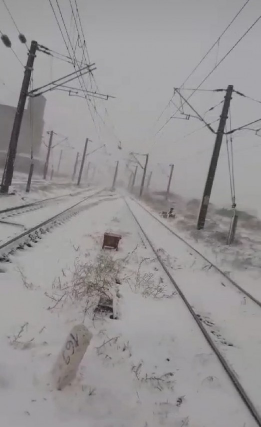 Din cauza vantului puternic pe liniile ferate catre Dobrogea circulatia se desfasoara in conditii dificile. Mai multe trenuri au intarzieri considerabile! 