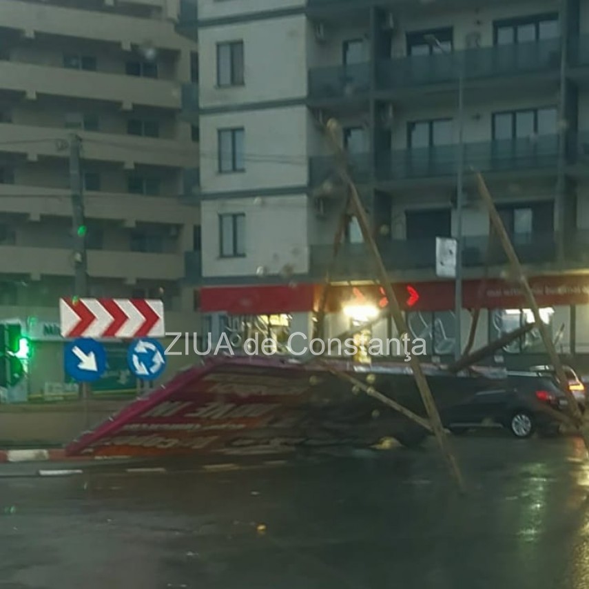 ISU Constanta:  Un panou publicitar a cazut la Hanul Piratilor  
