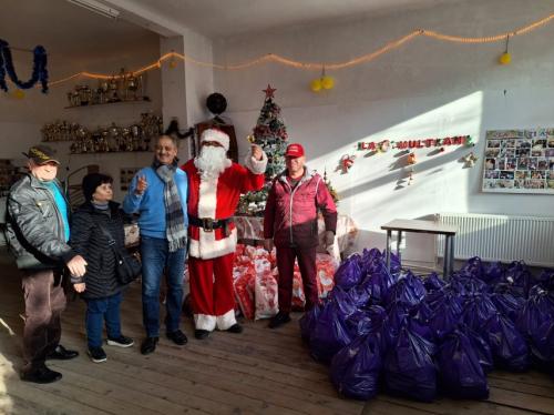 Asociaţia „Suflete deschise” colindă sufletele creştinilor, transmiţând mai departe vestea minunată adusa de  îngerul Domnului. Hristos se naşte, Domnul coboară! 