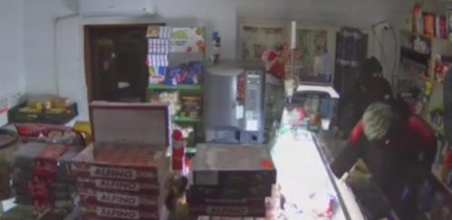 Imagini surprinse de o cameră de supraveghere! Suspecții de furt urmăriți de polițiști, filmați în timp ce jefuiau magazinul din Ghindărești (VIDEO)