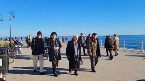 Fotoreportaj Constanța Oamenii au ieșit la plimbare pe faleza Cazinoului în a doua zi de Crăciun (GALERIE FOTO+VIDEO)