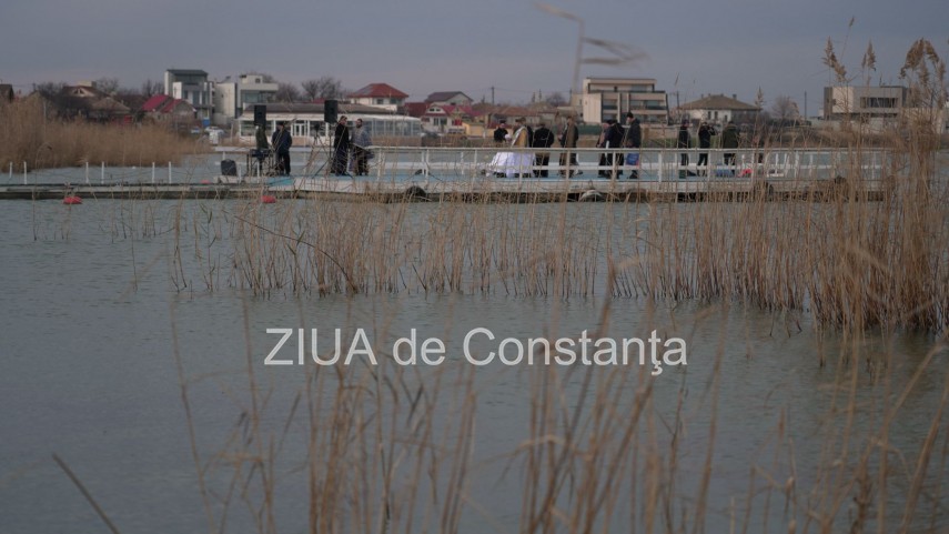 Slujba de Boboteaza pe scena plutitoare din orasul Ovidiu, judetul Constanta (GALERIE FOTO) 