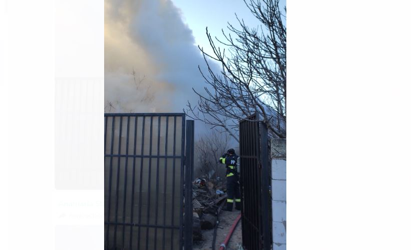 Știri Constanta: Incendiu la o casa din Valu lui Traian!  (FOTO)  