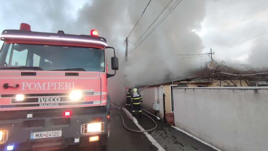 Incendiu la o casa de locuit! Pompierii intervin 