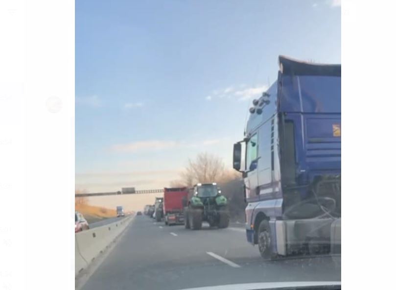 Știri Constanta azi: Transportatorii si fermierii protesteaza si la Constanta! (FOTO+VIDEO)   