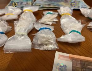 Cetăţean străin, arestat după ce a fost prins în flagrant când vindea droguri la Odorheiu Secuiesc (FOTO)