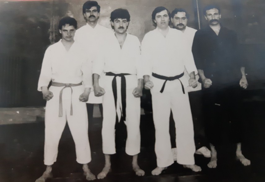 1990 la Sala de Sport a Liceului „Ion Bănescu”. De la stînga: Vasile Tusluc, Daniel Ogrinjea, Florin Iordănoaia, Vasile Manea, Sever Sîngeorsanu, Ovidiu Vasile Ploşniţă.