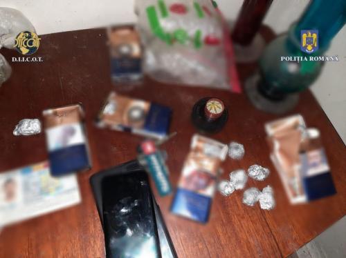 Percheziții la Constanța și București! Vizat, un suspect de trafic de droguri! Ce au găsit anchetatorii asupra bărbatului (GALERIE FOTO+VIDEO)