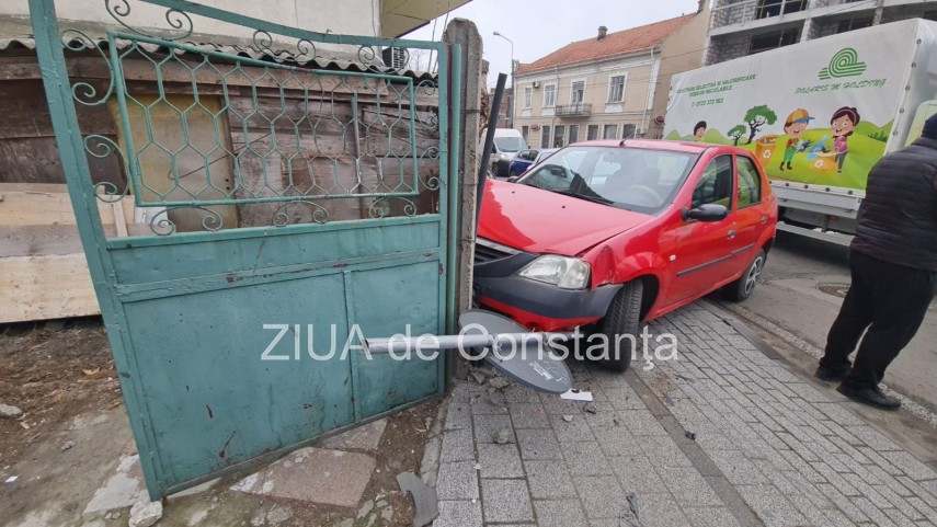 stiri constanta azi accident rutier in constanta un sofer a intrat cu masina in gardul unei case foto