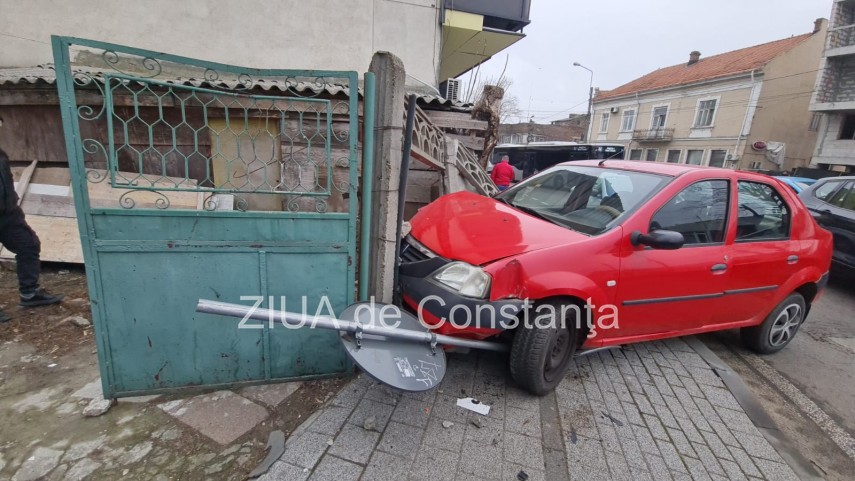 stiri constanta azi accident rutier in constanta un sofer a intrat cu masina in gardul unei case foto