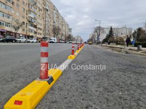 Atenție șoferi! Pe bulevardul Alexandru Lăpușneanu, zona Casa de Cultură Constanța se montează stâlpișori pentru delimitarea benzii pentru autobuze (GALERIE FOTO+VIDEO)