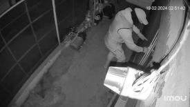 VIDEO Un tânăr mascat, filmat când intra într-o casă din Constanța! Percheziții  