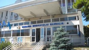 Primarul Radu Cristian spune că jumătate dintre aceștia nu au ce căuta în administrație Angajații Primăriei Mangalia nu și-au primit salariile de aproape două săptămâni  
