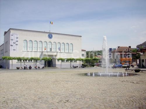 Cumpărări directe Constanța Metalgan Company SRL, contract de 33.000 de euro cu Primăria Cernavodă, pentru băncile din parc (DOCUMENT)