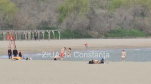 LIVE VIDEO Convinși de vremea frumoasă, constănțenii și turiștii au ales ca loc de relaxare plaja din Constanța (GALERIE FOTO+VIDEO)    
