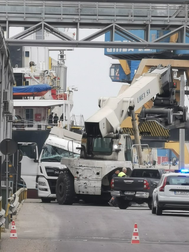 Accident rutier in Portul Constanta! O macara a lovit un cap tractor (GALERIE FOTO)  
