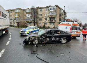 Știri Constanța azi Accident rutier în curbă la Mihail Kogălniceanu. Un bărbat și un copil, răniți (FOTO)   