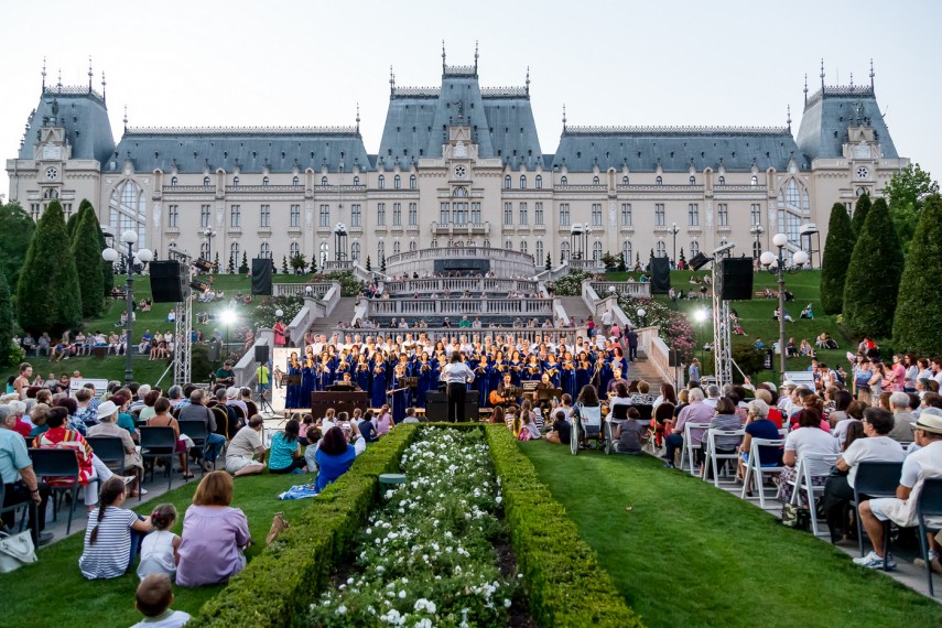 Grădinile IULIUS, scenă pentru evenimente în aer liber