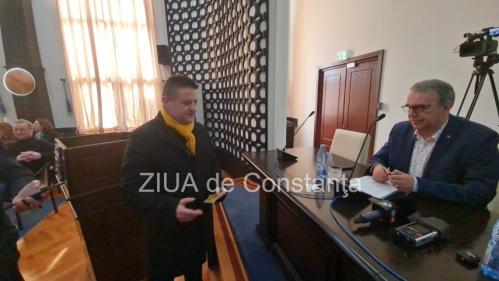 Înaintea ședinței CLM  Ovidiu Cupșa, candidatul AUR la Primăria Constanța, îi înmânează lui Chițac un bilet către Eforie (FOTO+VIDEO)