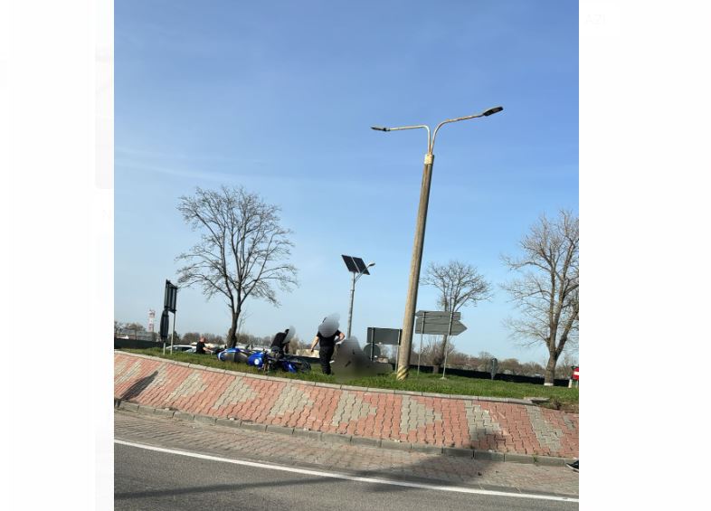 Știri Constanta azi: UPDATE. Motocicleta rasturnata in sensul giratoriu la intrare in Mihail Kogalniceanu (FOTO)      