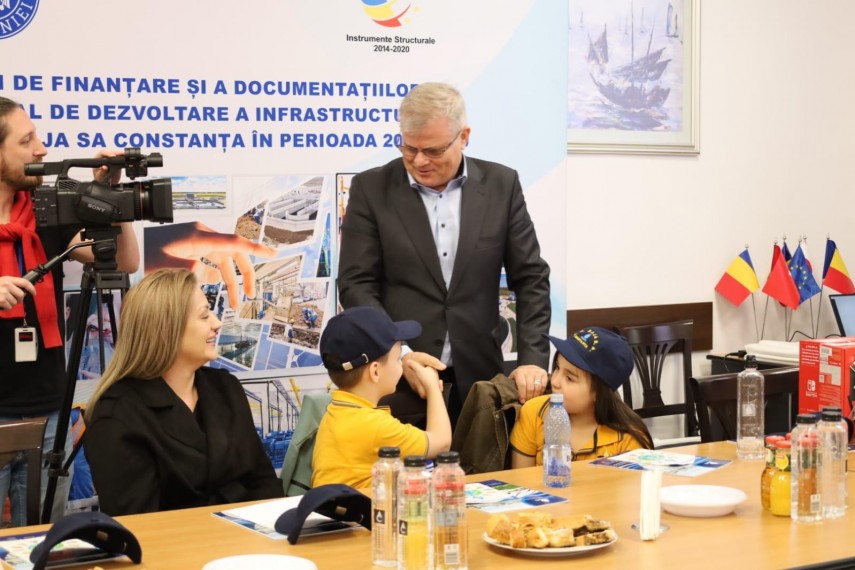raja sa a premiat tinerii artisti in cadrul concursului de pictura si desen apa este viata galerie foto