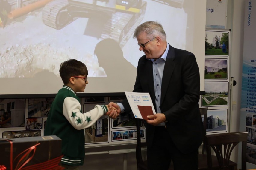 raja sa a premiat tinerii artisti in cadrul concursului de pictura si desen apa este viata galerie foto
