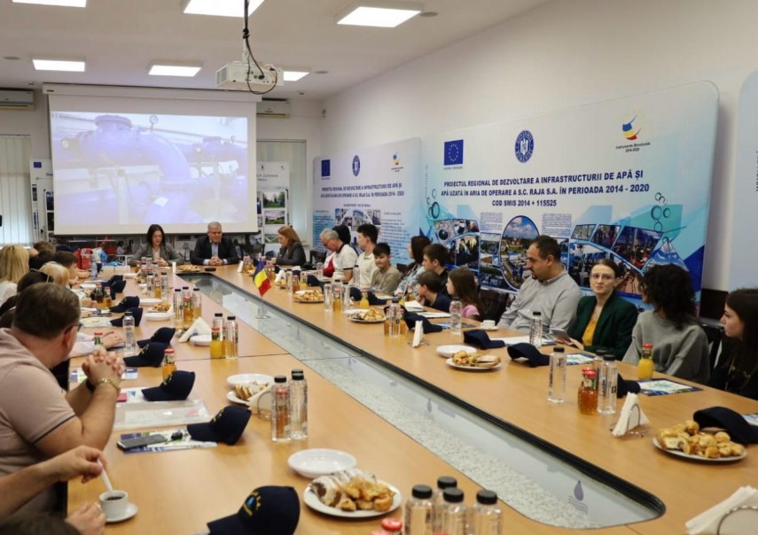 raja sa a premiat tinerii artisti in cadrul concursului de pictura si desen apa este viata galerie foto