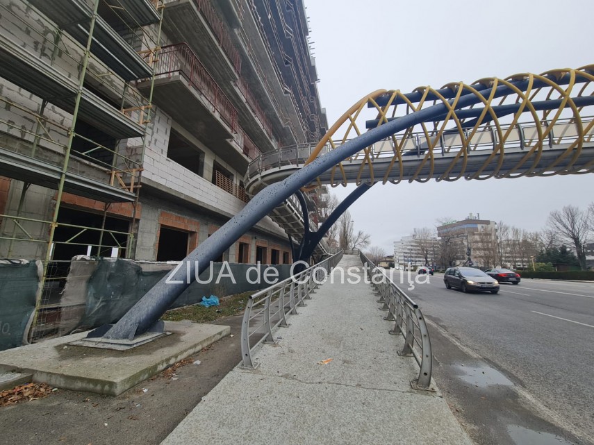 Le Rose del Lago se ridică exact lângă pasarela pietonală din Mamaia, construcțiile fiind aproape lipite