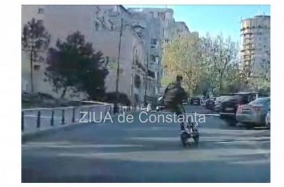 Riscuri nebanuite: Un tanar din Constanta face manevre periculoase pe trotineta, in mijlocul traficului (VIDEO) 
