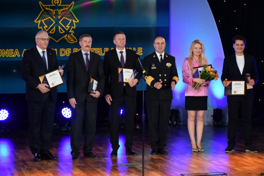 Inginerul Vasile Berariu alături de premianții la Secțiunea „Alături de Forțele Navale”. Foto: Ionuț Felea