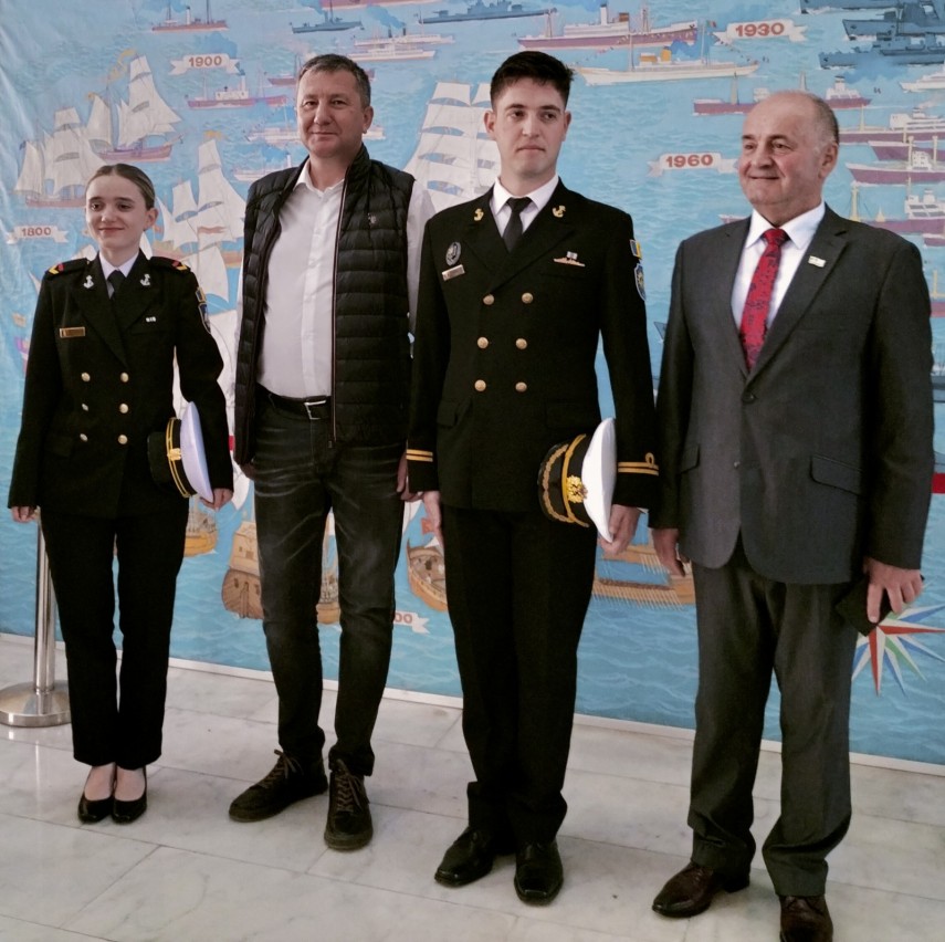 Studenta Alexandra Zaharia și locotenentul Marcel Condur, alături de inginerul Vasile Berariu și comandorul dr. Marian Moșneagu