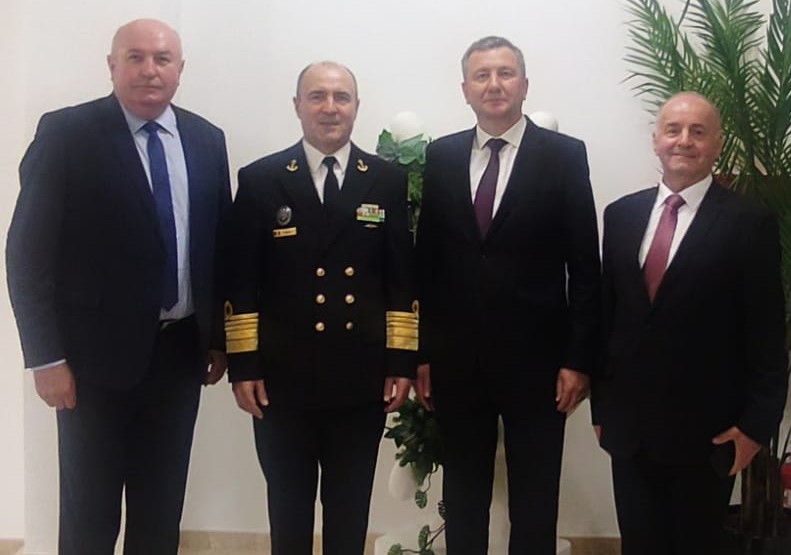Viceamiralul Mihai Panait împreună cu primarul și marinari rezerviști ai comunei Boroaia