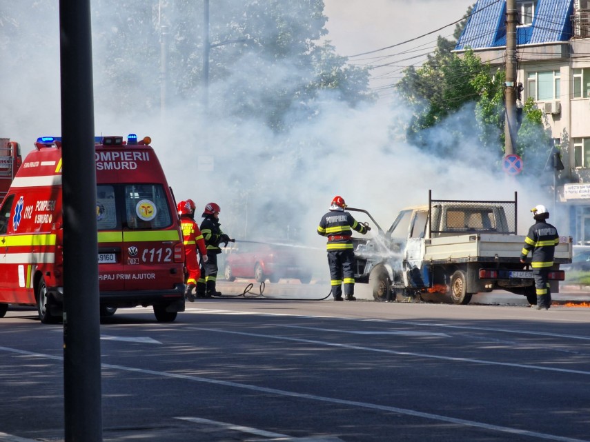 Interventie ISU: O camioneta, cuprinsa de flacari, pe soseaua Mangaliei 