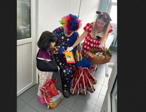 Generozitate în Vinerea Mare Surprize pentru copiii spitalizați în Constanța de la echipa Arimex Comexim 2000 SRL (FOTO)