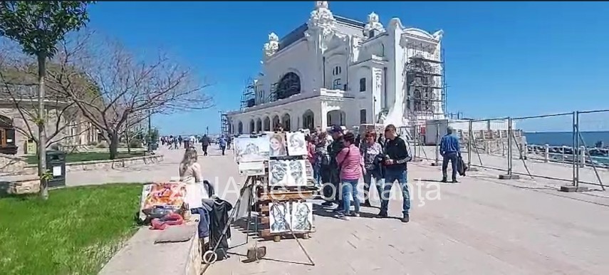fotoreportaj constanta faleza cazinoului plina de oameni in prima zi de paste galerie foto 855658