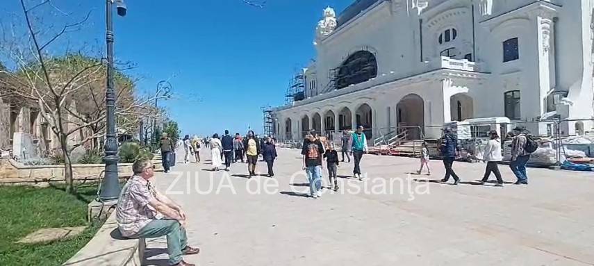 fotoreportaj constanta faleza cazinoului plina de oameni in prima zi de paste galerie foto 855658
