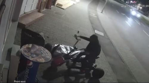 Oficial de la IPJ ConstanțaTinerii suspectați că au furat un scuter de pe bulevardul Mamaia, căutați de poliție (VIDEO)  