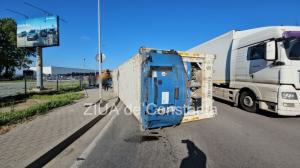 Trafic îngreunat la intrarea în Constanța. Unui TIR i-a căzut containerul (Galerie FOTO+VIDEO)   