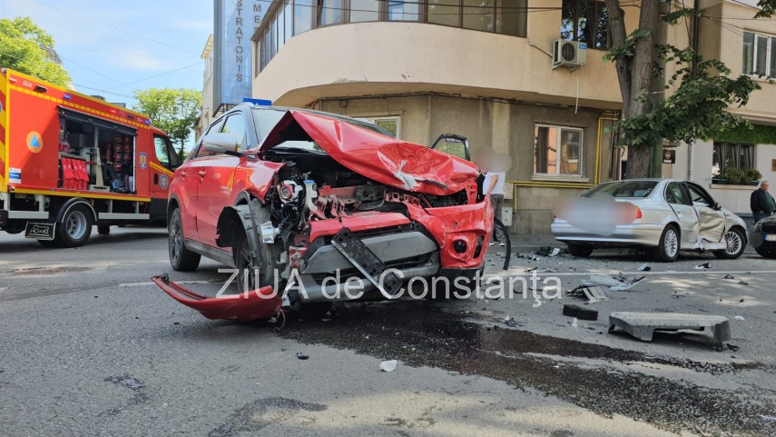 Constanta: Carambol pe strada Mihai Viteazu! Trei masini s-au ciocnit - doua persoane au fost ranite (GALERIE FOTO)  