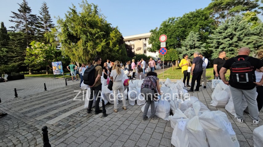 Nervi intinsi la maxim, in fata Prefecturii Constanta! Membrii comitetelor de votare spun ca au ajuns la capatul puterilor (VIDEO) 