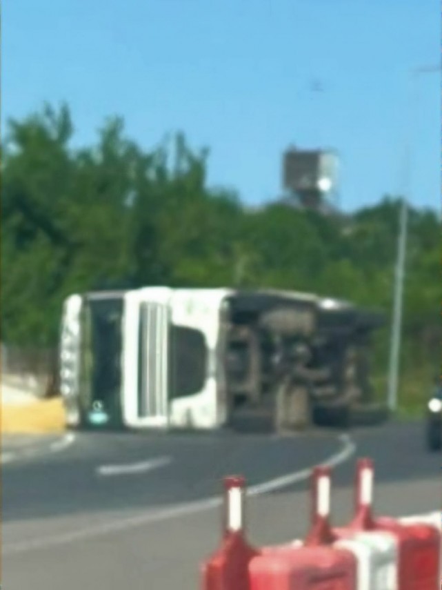 Accident rutier, intre Constanta si Valu lui Traian: Un TIR cu cereale s-a rasturnat!    