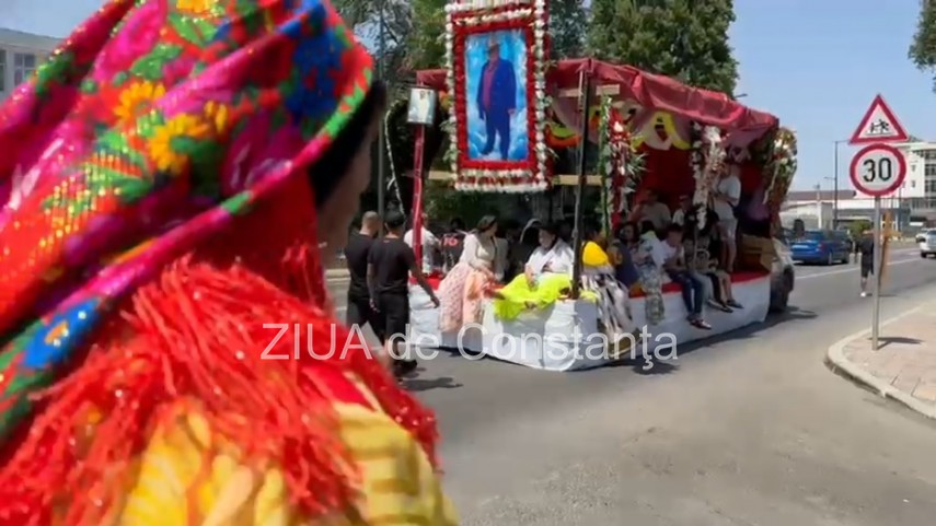 Imagini incredibile, pe Șoseaua Mangaliei din Constanta: O familie de rromi isi duce defunctul la groapa cu car alegoric si lautari!