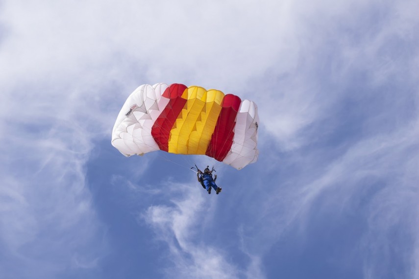 Alerta pe Aerodromul Clinceni! Un parasutist, grav ranit. Intervin cadrele militare