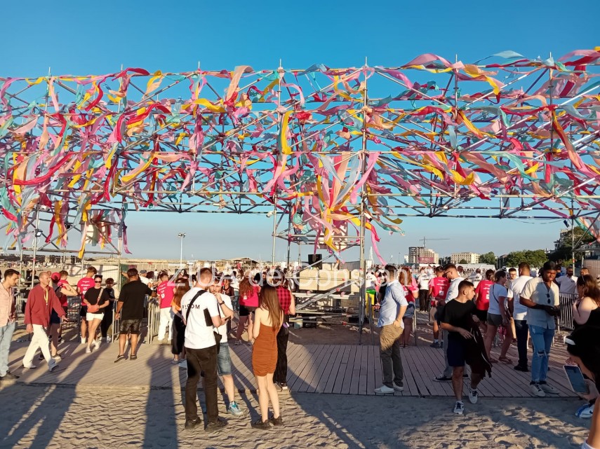 magia continua la festivalul neversea si in ultima seara ce artisti urca pe scenele de pe malul marii