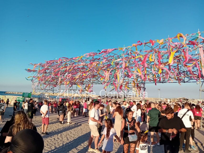 magia continua la festivalul neversea si in ultima seara ce artisti urca pe scenele de pe malul marii