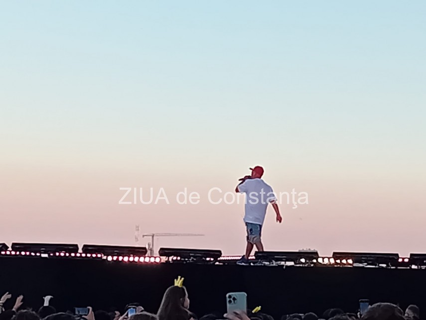 magia continua la festivalul neversea si in ultima seara ce artisti urca pe scenele de pe malul marii