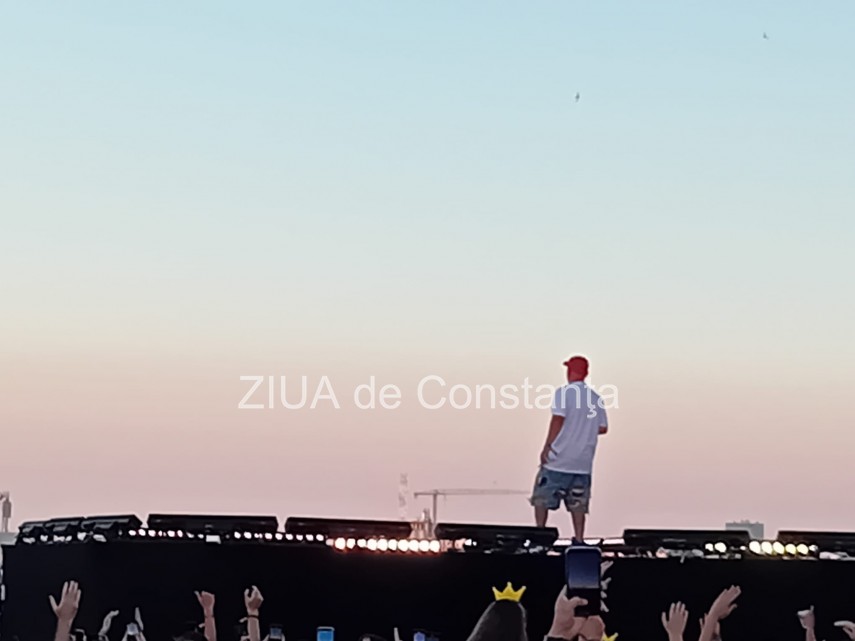 magia continua la festivalul neversea si in ultima seara ce artisti urca pe scenele de pe malul marii