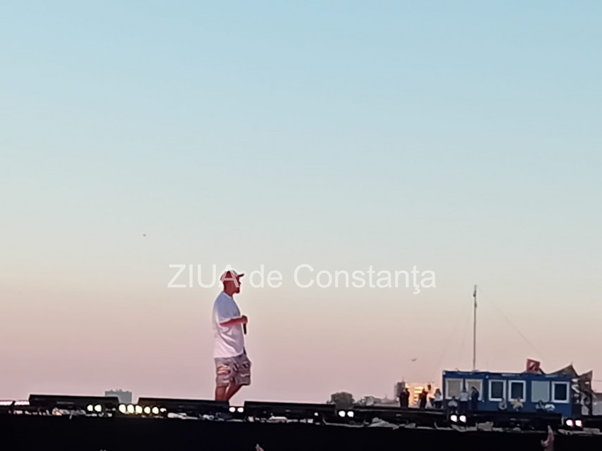 magia continua la festivalul neversea si in ultima seara ce artisti urca pe scenele de pe malul marii