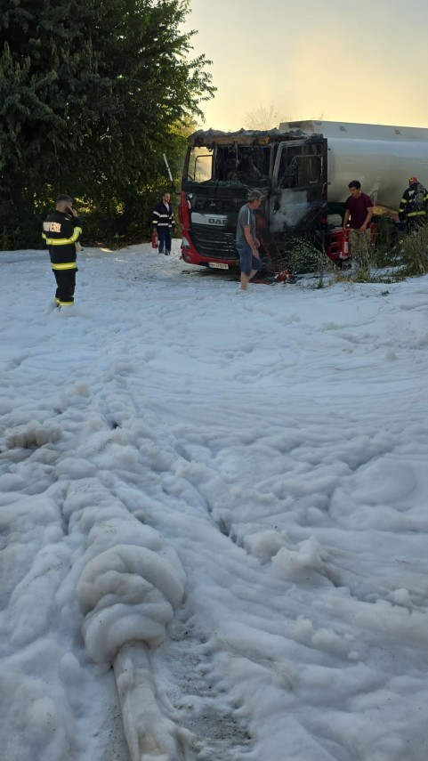 incendiu in portul constanta la o autocisterna incarcata cu motorina galerie foto 863109