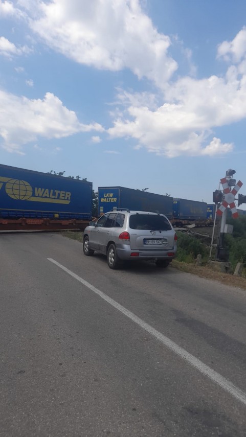 un tren privat de calatori a rupt pantograful in statia fetesti circulatia feroviara este oprita foto
